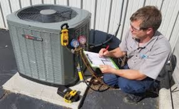 Man fixing Air Conditioner